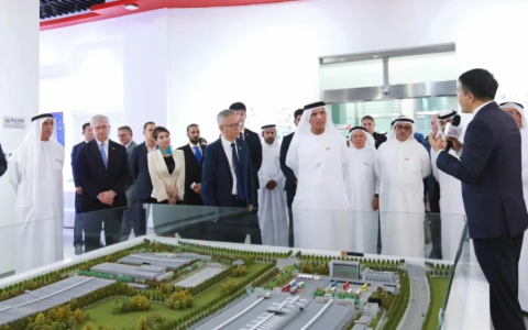 أعضاء المجلس الأعلى للاتحاد الإماراتي، وعلى رأسهم الشيخ سعود من رأس الخيمة، يزورون شركة شاندونغ للسيارات في شيامن