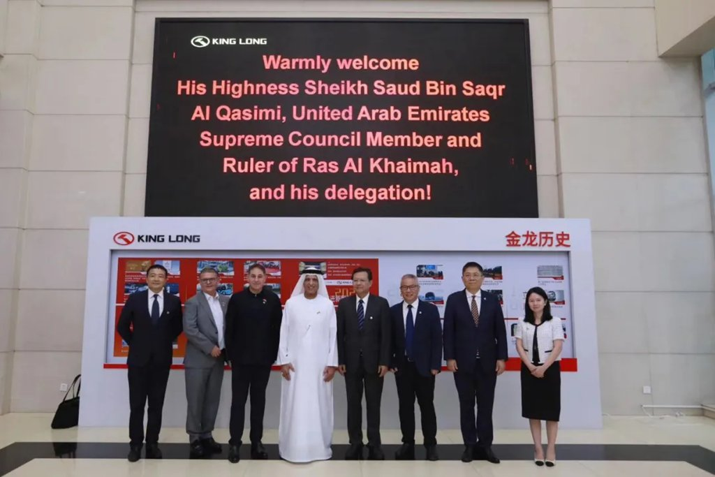 أعضاء المجلس الأعلى للاتحاد الإماراتي، وعلى رأسهم الشيخ سعود من رأس الخيمة، يزورون شركة شاندونغ للسيارات في شيامن