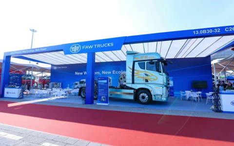 فاو جيفانج (FAW Jiefang) تتألق في المعرض التجاري الـ136، وتظهر قوة الشاحنات التجارية الراقية