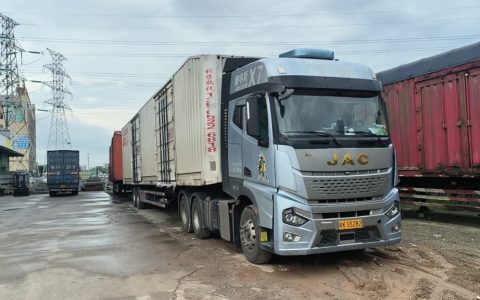 اختيار جديد لمحبّي شاحنات جيانغهاي الثقيلة، شاحنة جيانغهاي Xingyao X7 تدعم طريق نجاح النقل البري لمالك الشاحنة السيد زين