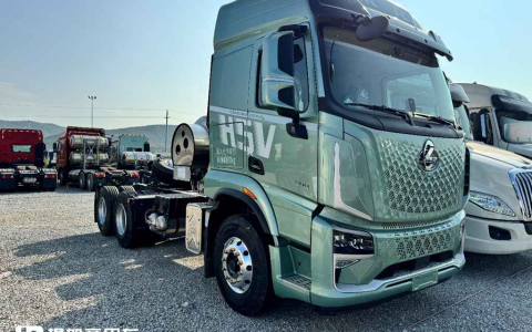 العنوان: تصوير حقيقي لشاحنة سحب “تشينغلونغ H5V” بمحرك غاز طبيعي 540 حصان
