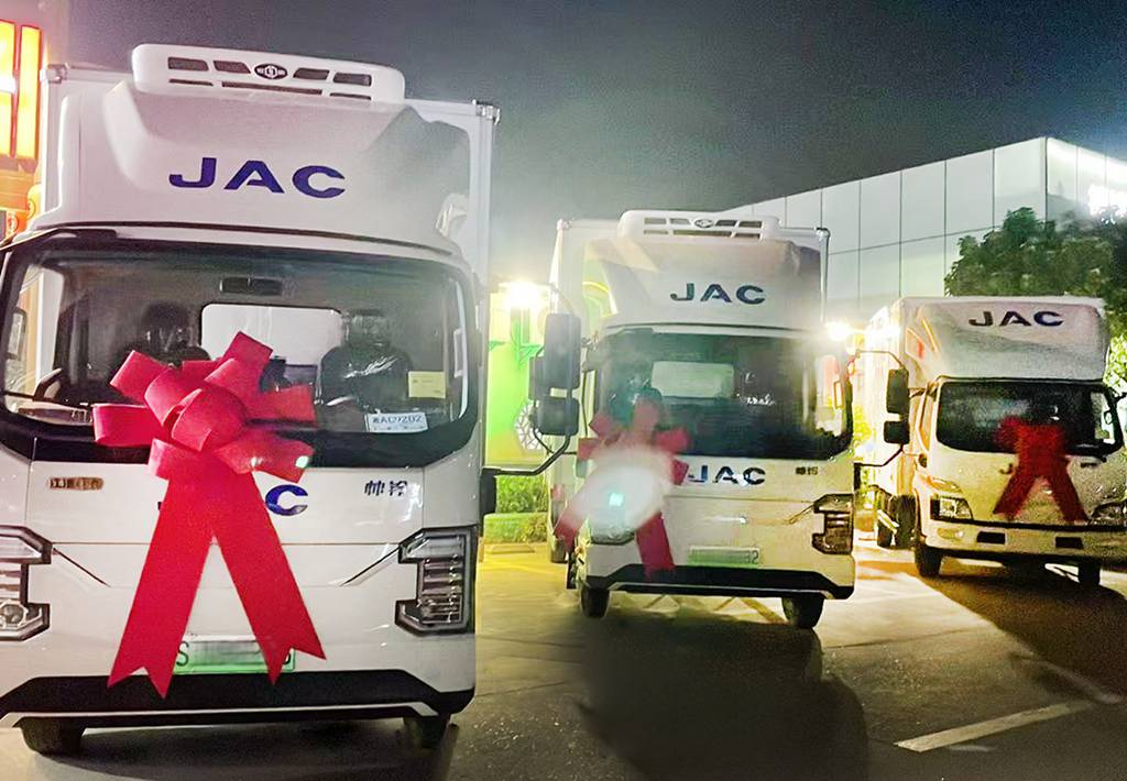 جياهوى ES6 الكهربائية الجديدة للسيارات الخفيفة تدخل السوق في أربع مدن، وتقود تيار النقل الحضري الأخضر لعام 2025.