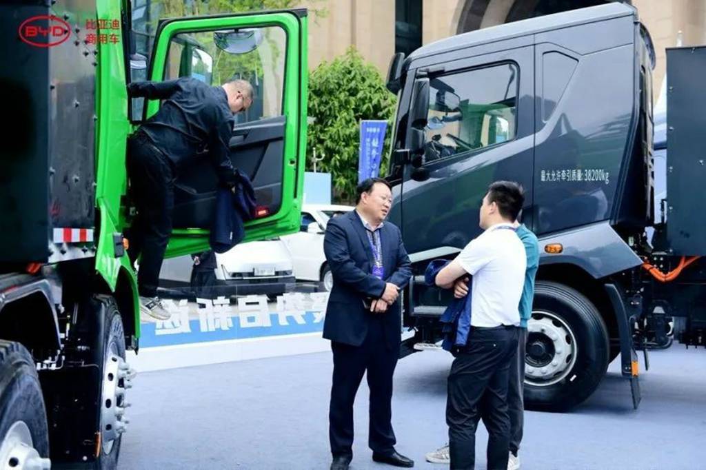 ​​التلاقي لطريق جديد، الابتكار يقود المستقبل! BYD تطلق سلسلة شاحناتها الثقيلة الكهربائية بالكامل​​