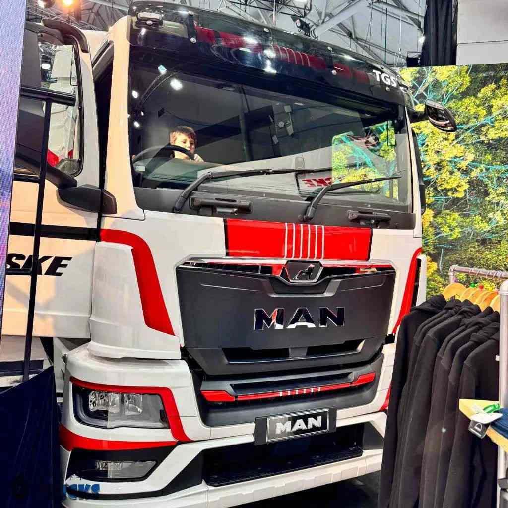 جولة في معرض Brisbane للشاحنات 2025 · الإصدار الأوروبي: الجيل الجديد من Tatra Phoenix وشاحنات IVECO ثنائية القيادة تُظهر