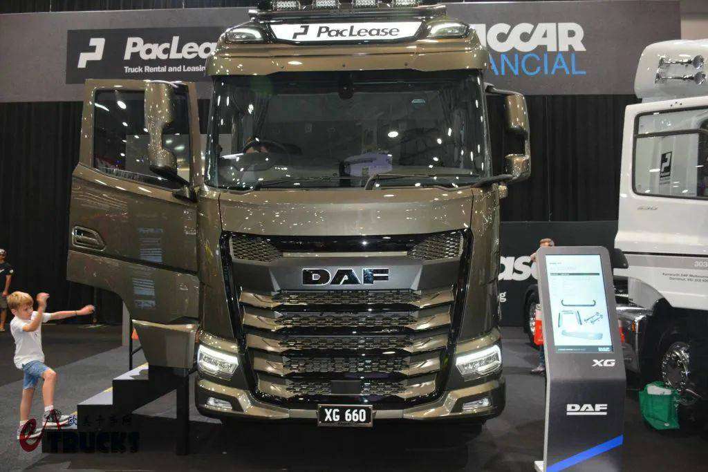 جولة في معرض Brisbane للشاحنات 2025 · الإصدار الأوروبي: الجيل الجديد من Tatra Phoenix وشاحنات IVECO ثنائية القيادة تُظهر