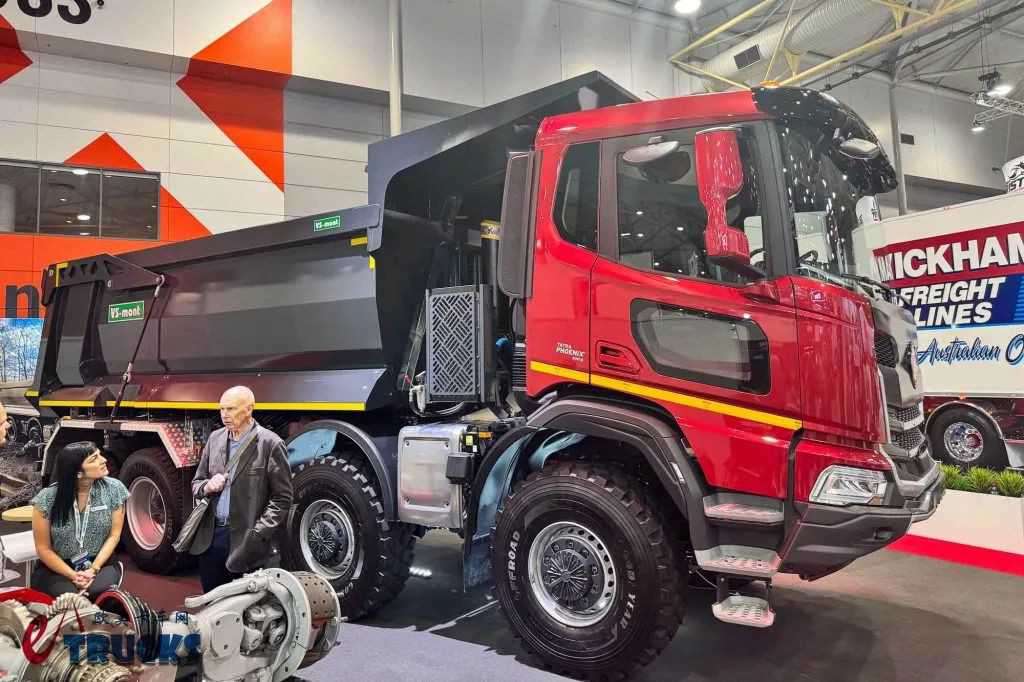 جولة في معرض Brisbane للشاحنات 2025 · الإصدار الأوروبي: الجيل الجديد من Tatra Phoenix وشاحنات IVECO ثنائية القيادة تُظهر