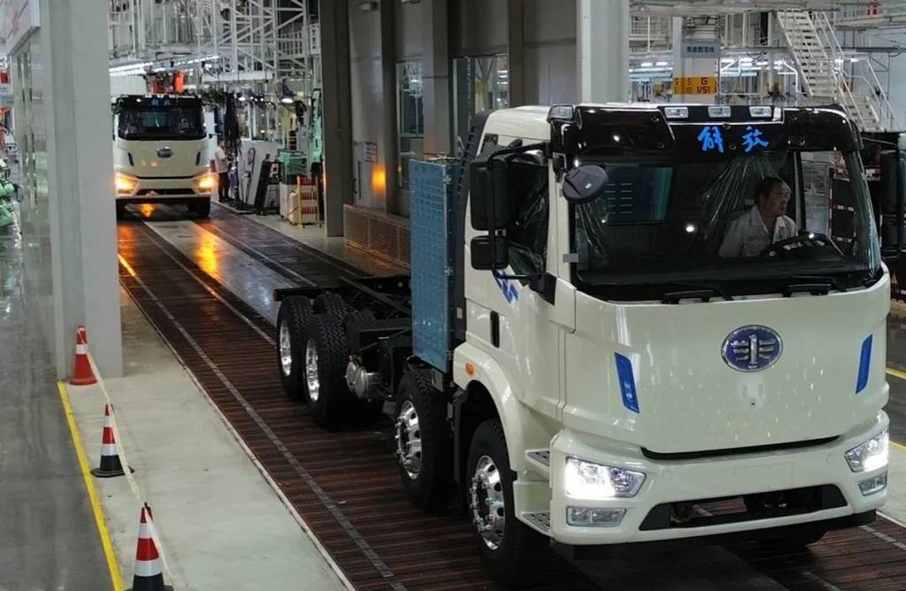 ​​### خروج السيارة العشرة آلاف لعام 2025 من خط إنتاج فرع فاو جيه فانغ (FAW Jiefang) بمقاطعة سيتشوان!​​