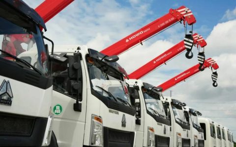 مشهد تسليم شحنة ضخمة من شاحنات SINOTRUK خارج الصين: العميل يشيد بجودة “الصناعة الصينية”!