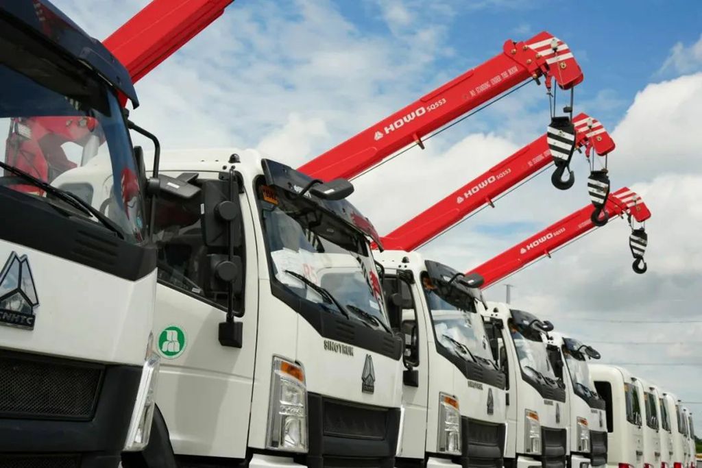 مشهد تسليم شحنة ضخمة من شاحنات SINOTRUK خارج الصين: العميل يشيد بجودة "الصناعة الصينية"!