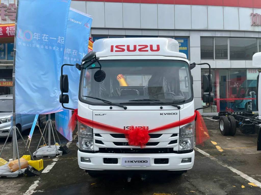 النقل بين المدن: من "المعاناة" إلى "السلاسة"! شاحنة Qingling ISUZU KV800 الجديدة احترافية بامتياز
