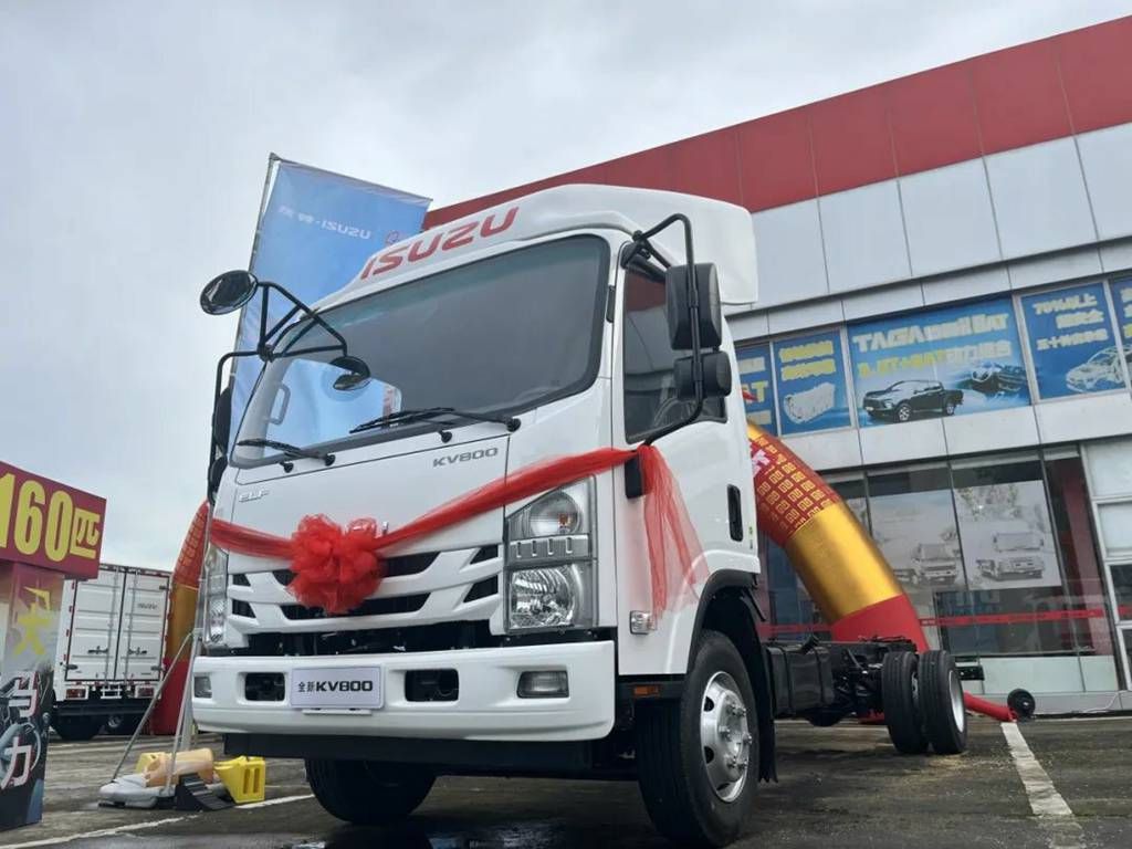 النقل بين المدن: من "المعاناة" إلى "السلاسة"! شاحنة Qingling ISUZU KV800 الجديدة احترافية بامتياز