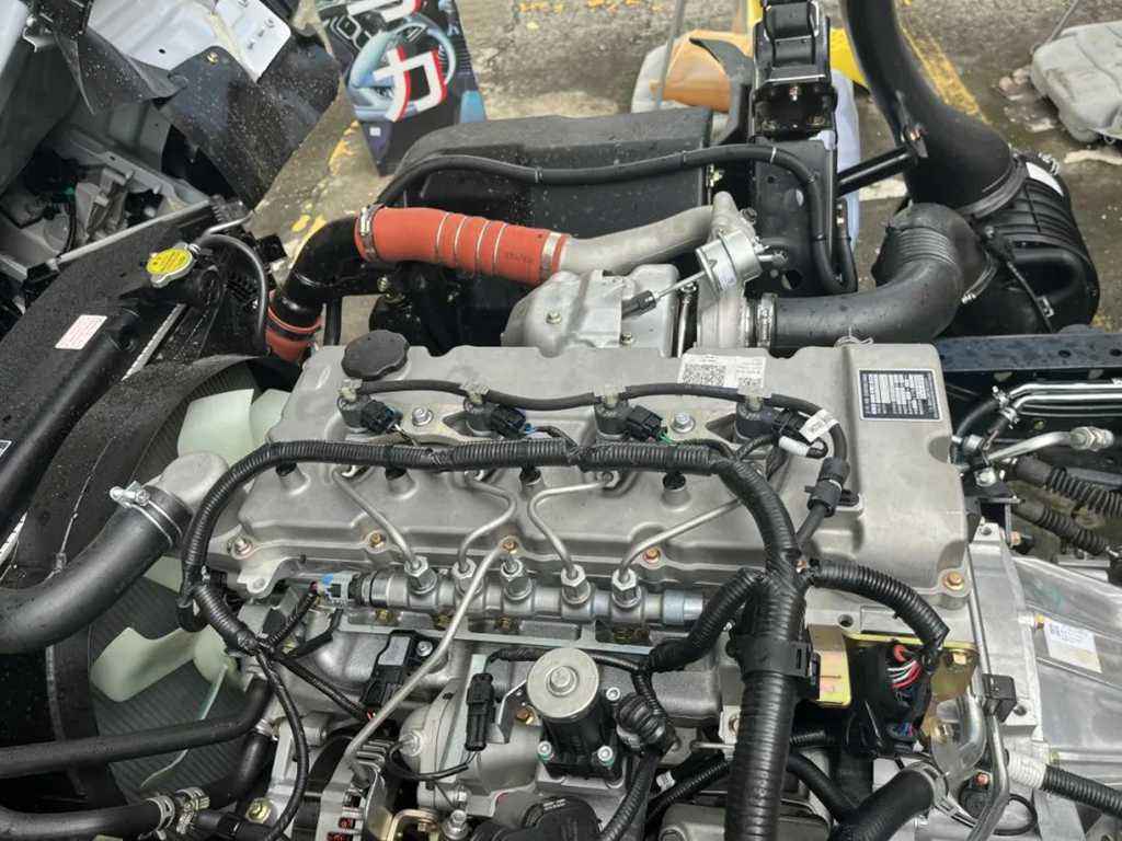 النقل بين المدن: من "المعاناة" إلى "السلاسة"! شاحنة Qingling ISUZU KV800 الجديدة احترافية بامتياز