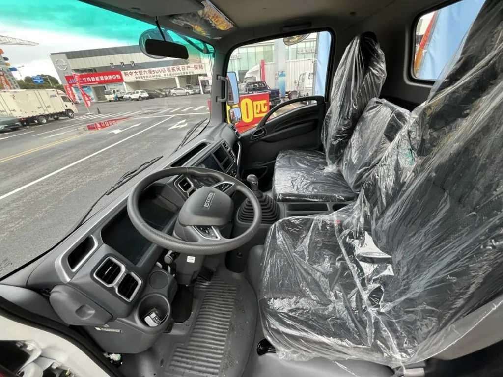 النقل بين المدن: من "المعاناة" إلى "السلاسة"! شاحنة Qingling ISUZU KV800 الجديدة احترافية بامتياز