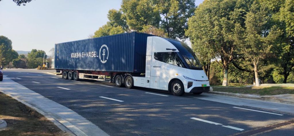 ​​خط شنغهاي-تيانجين: 1000+ كم بشحنة واحدة! شاحنة ويندروز الكهربائية تمكن Kuehne+Nagel من تحقيق نقل بانبعاثات صفرية​​