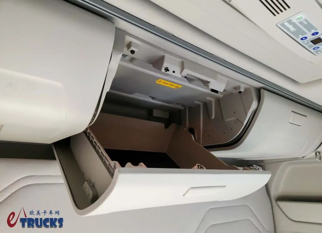 مظهره يُحيي الكلاسيكية، وديكوره داخلي يُحدث تجديدًا مهيبًا! تأتي فورد F-MAX الجديدة، ونُقدِّم لك صورًا حية لتعرف مدى قوتها!