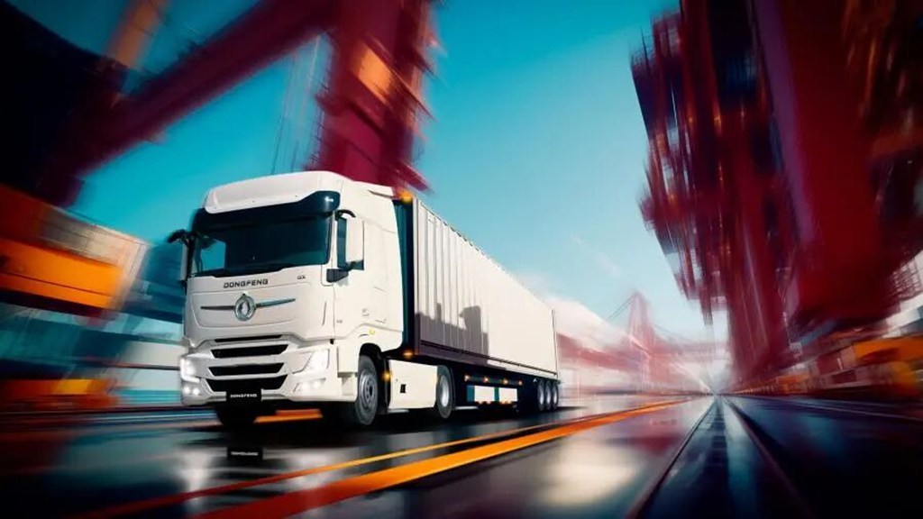سيارة الدفع اليدوي Dongfeng Tianlong GX – مركبة دفع بمحورين ونصف مُلحَقة من العلامة التجارية الصينية – تتصدر مبيعاتها في روسيا بقوة.