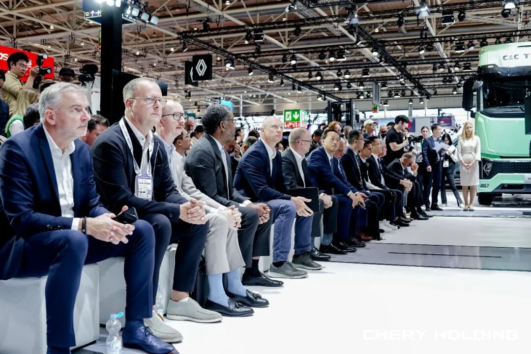 United Trucks تطلق حل النقل المتكامل عالمياً في هانوفر مع تسليم أول شاحنة لعميل في ممر الشحن بين الصين وأوروبا
