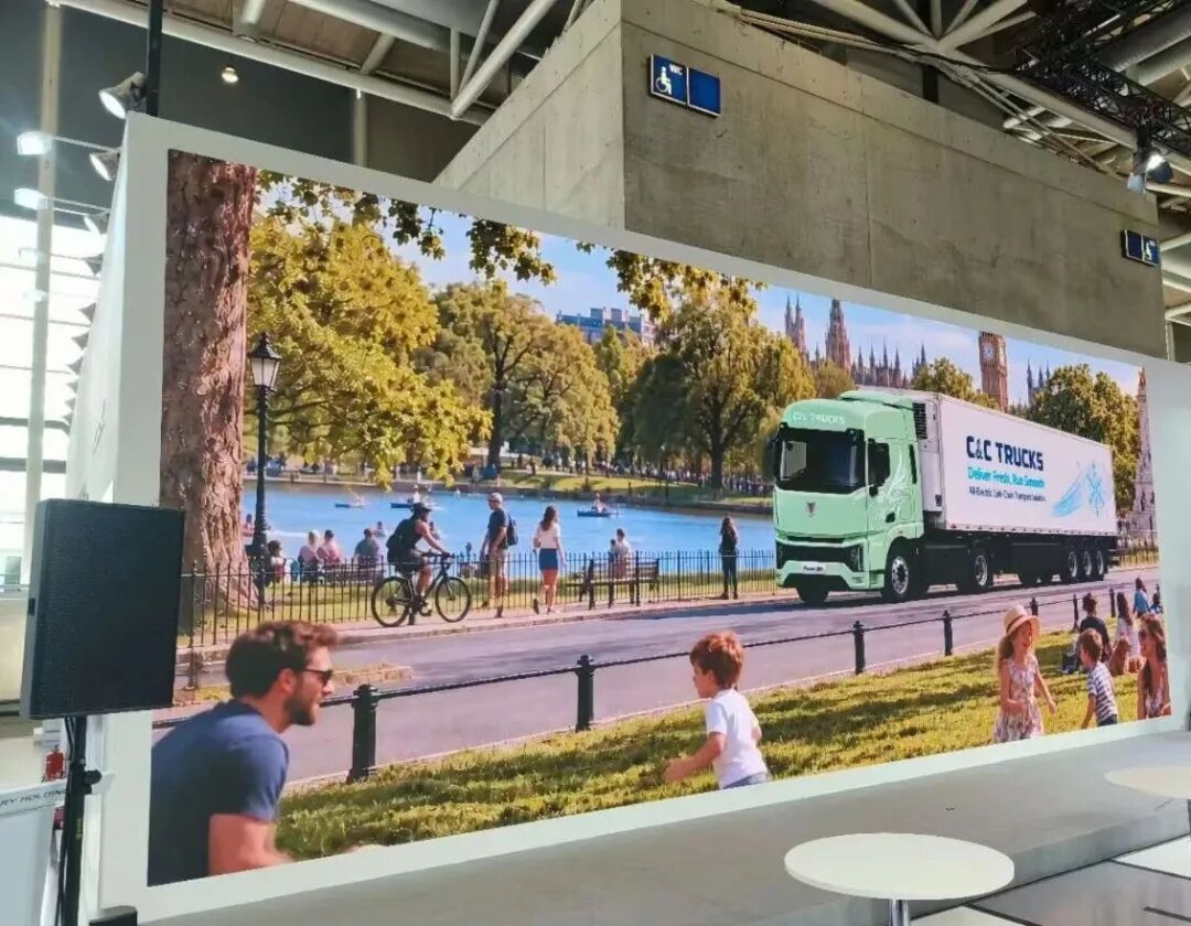 United Trucks تطلق حل النقل المتكامل عالمياً في هانوفر مع تسليم أول شاحنة لعميل في ممر الشحن بين الصين وأوروبا
