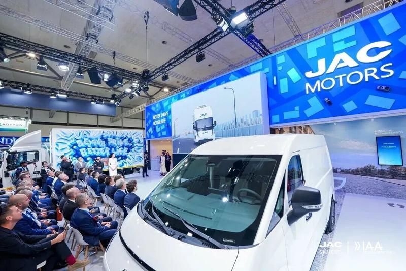 مجموعة JAC تتألق في معرض هانوفر الدولي للمركبات التجارية بأربعة طرازات بالطاقة الجديدة
