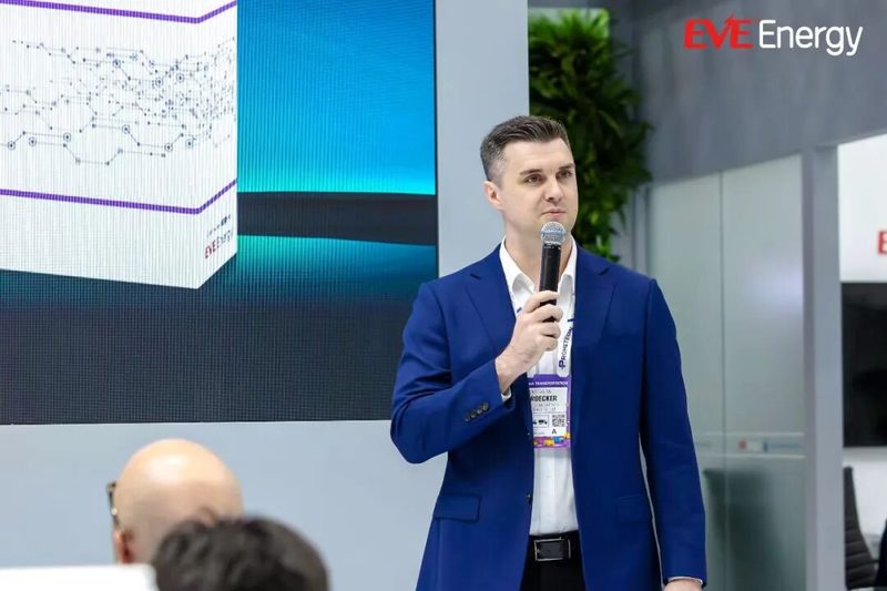 إي في إي للطاقة تكشف عن بطارية المصدر المفتوح AI Battery في معرض IAA 2026