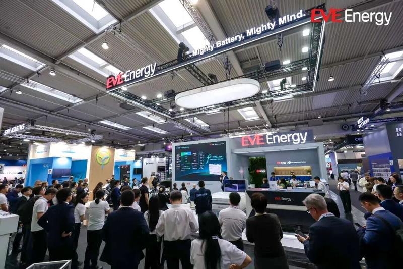إي في إي للطاقة تكشف عن بطارية المصدر المفتوح AI Battery في معرض IAA 2026