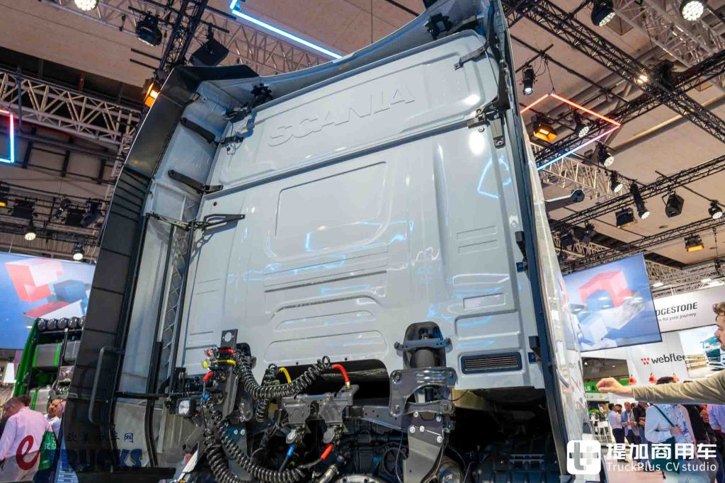 معرض IAA 2026: واجهة أمامية جديدة ومقابض أبواب مخفية ومرايا إلكترونية؟ مراجعة تفصيلية لشاحنة سكانيا Dynamic 430 R الجديدة