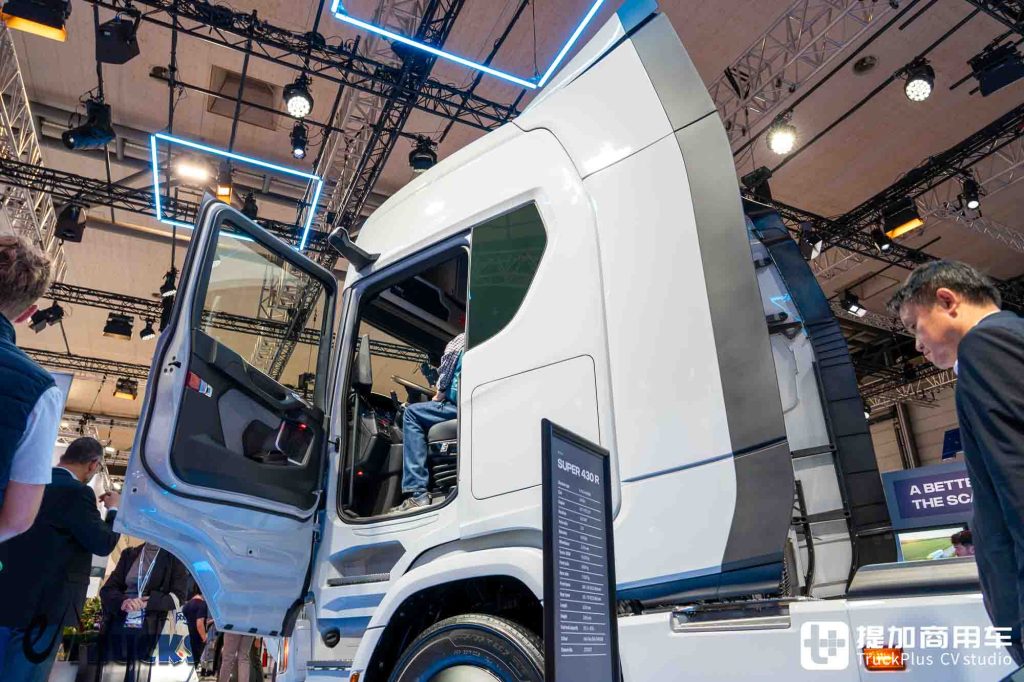 معرض IAA 2026: واجهة أمامية جديدة ومقابض أبواب مخفية ومرايا إلكترونية؟ مراجعة تفصيلية لشاحنة سكانيا Dynamic 430 R الجديدة