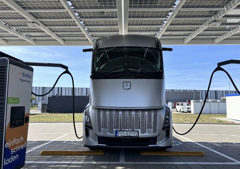 شاحنة Farizon Homtruck الكهربائية الثقيلة في محطة شحن EnBW