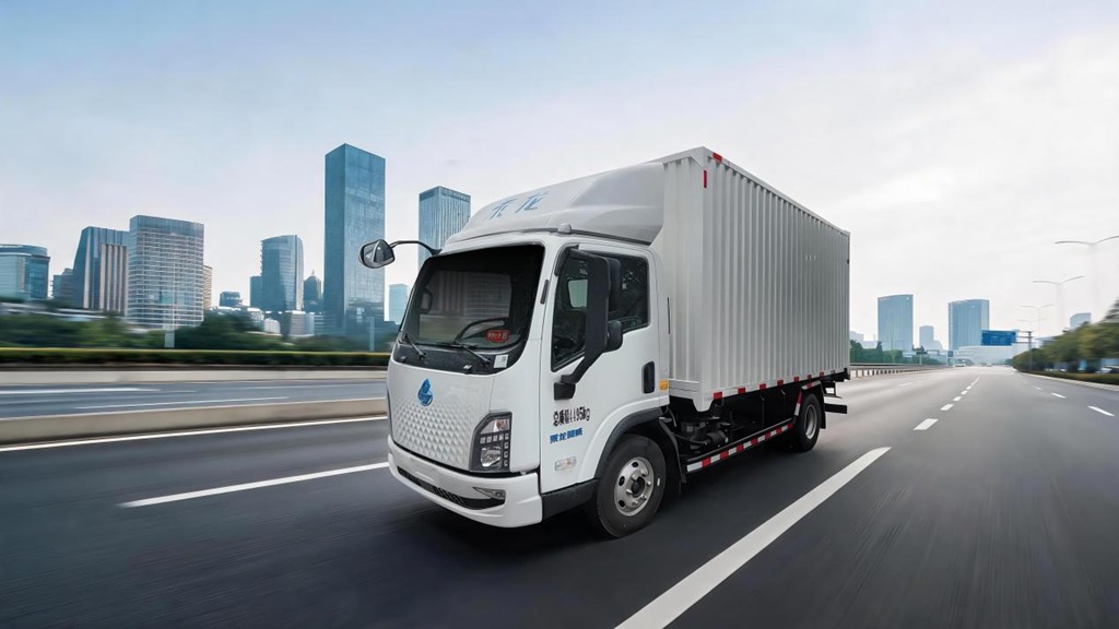 مدى 420 كم + شحن سريع 16 دقيقة: شاحنة Chenglong EV2 الكهربائية الخفيفة تقود توزيع المدن