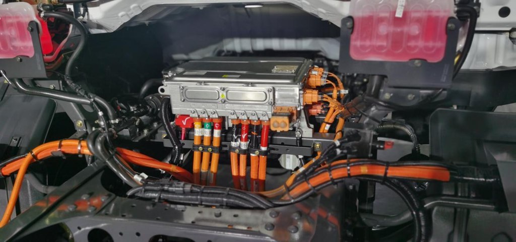 مدى 420 كم + شحن سريع 16 دقيقة: شاحنة Chenglong EV2 الكهربائية الخفيفة تقود توزيع المدن