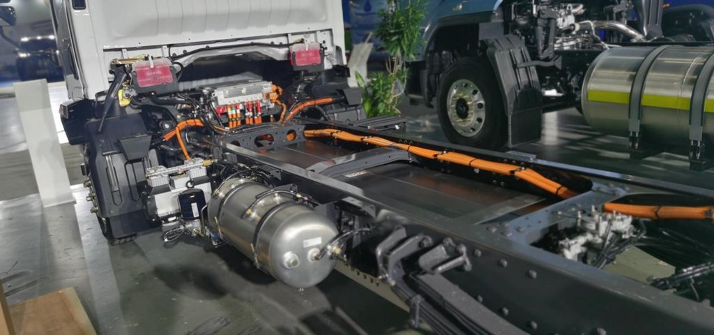 مدى 420 كم + شحن سريع 16 دقيقة: شاحنة Chenglong EV2 الكهربائية الخفيفة تقود توزيع المدن