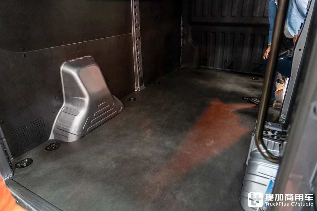 شاحنة BYD المغلقة النادرة في السوق المحلي؟ خيار الدفع الرباعي والتفريغ الخارجي — تجربة BYD E-Vali بالتفصيل
